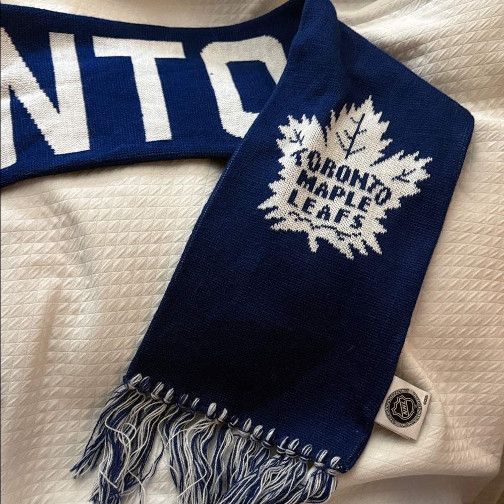 Official NHL Toronto Maple Leafs Knit Scarf Blue & White Like New - Picture 9 of 10